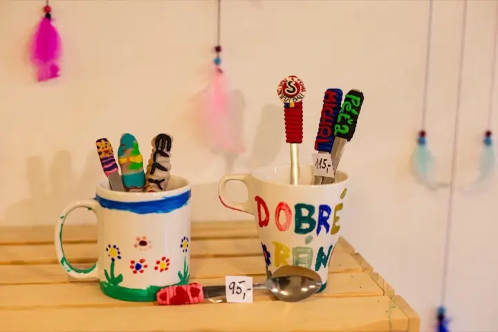 Barevné výrobky na polici v dílničce