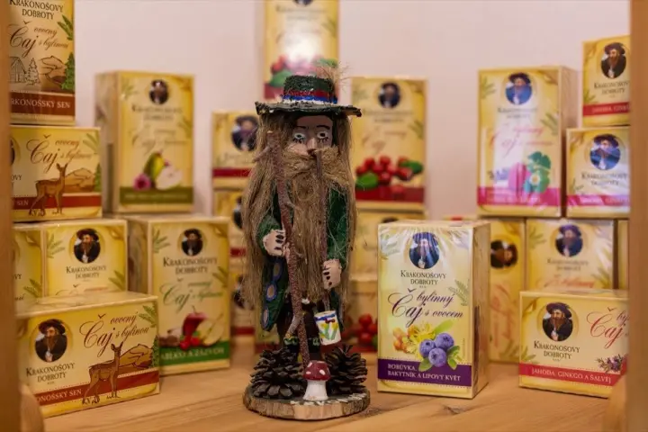 Police s dřevěnými figurkami