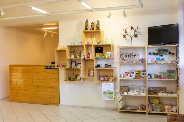 Interiér dílničky s regály na materiál