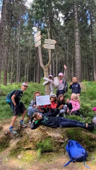 Skupinka dětí na výletě