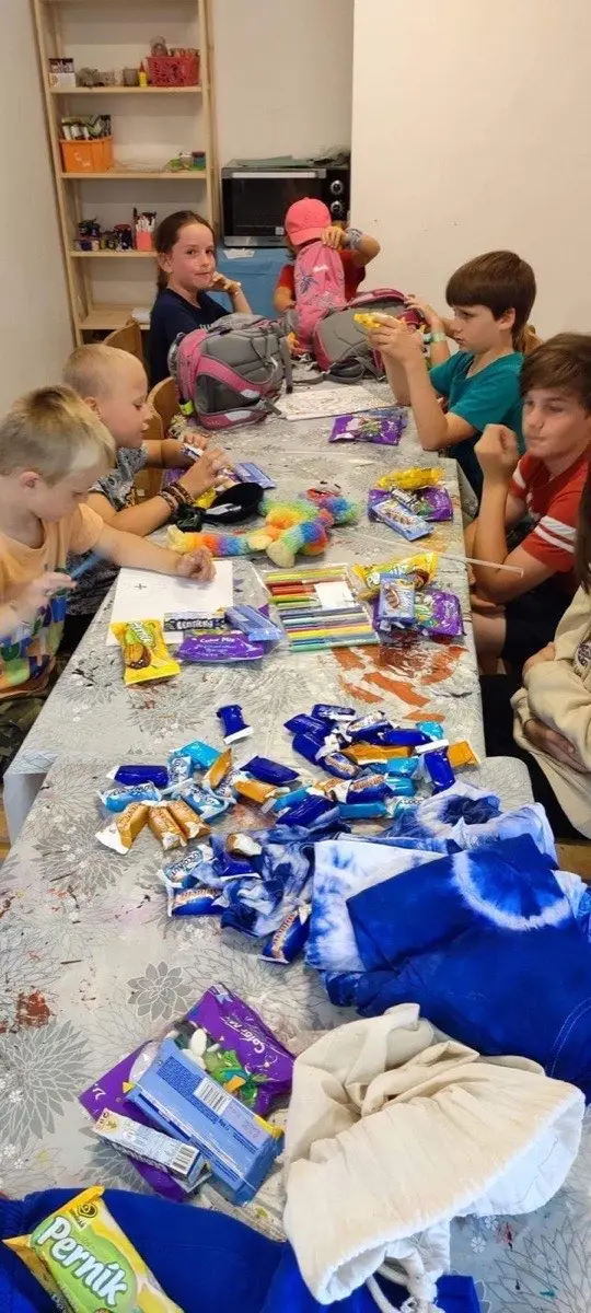 Stůl s materiálem připraveným na vyrábění pro skupinu
